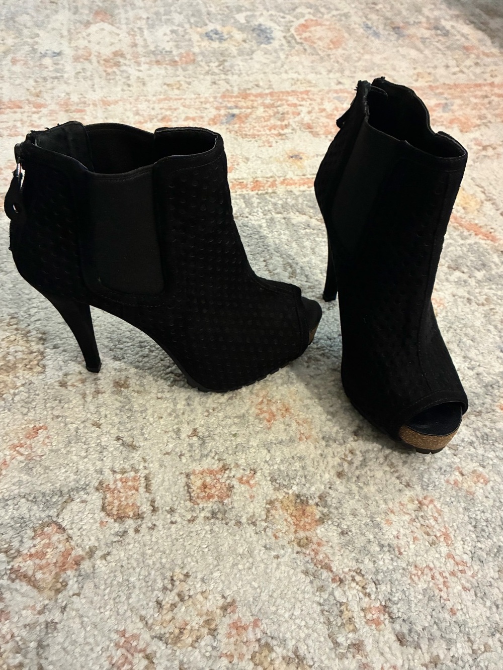 Simply Vera Vera Wang -Y2K-Black Peep-Toe Suede Ankle Booties Size 7 - Picture 3 of 10